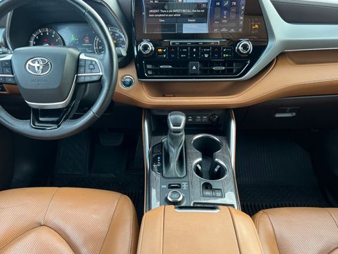 Used 2022 Toyota Highlander Platinum image 12