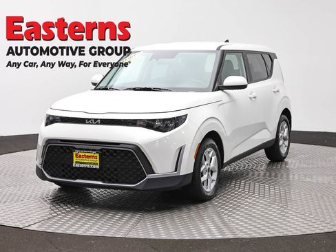 Used 2024 Kia Soul LX w/ Option Group 015 FWD image 2