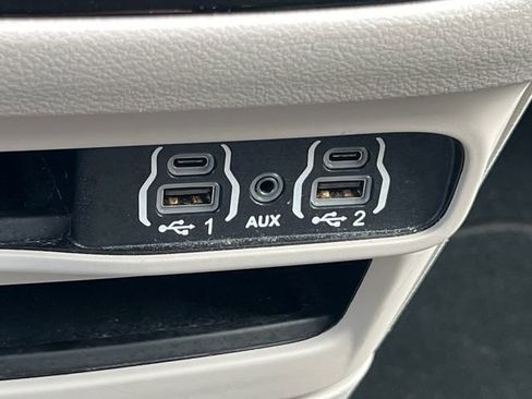 Used 2023 Chrysler Pacifica Touring-L FWD image 28