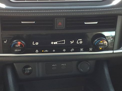 Used 2024 Nissan Rogue SV w/ SV Premium Package FWD image 17