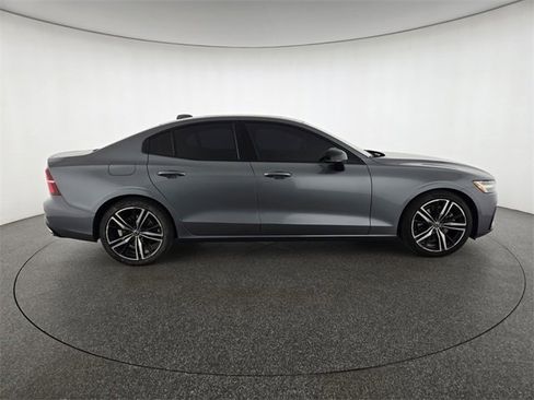 Used 2019 Volvo S60 T5 R-Design image 9
