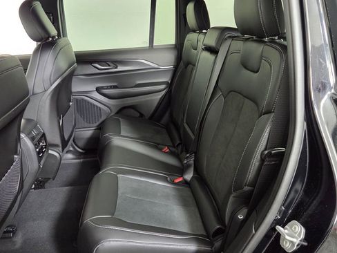 New 2025 Jeep Grand Cherokee Altitude image 28