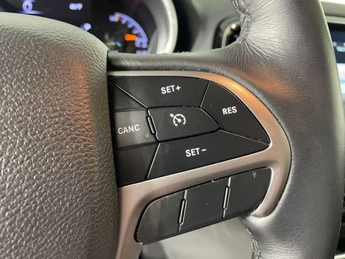 Used 2019 Jeep Grand Cherokee Limited AWD/4WD image 10