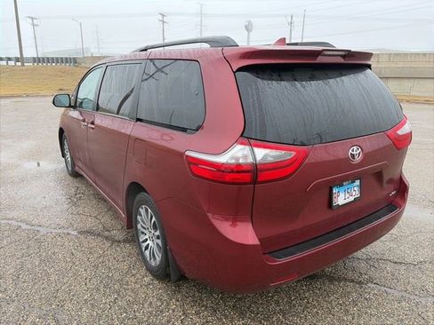 Used 2020 Toyota Sienna XLE image 4