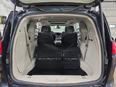 Used 2020 Chrysler Pacifica Limited image 11