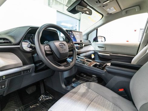 Used 2024 Toyota Sienna LE image 4