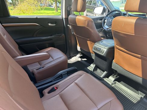 Used 2019 Toyota Highlander Limited Platinum AWD/4WD image 32
