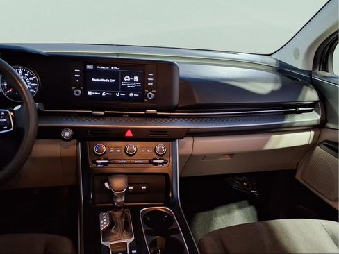 Used 2023 Kia Carnival LX image 13