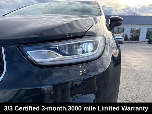 Used 2024 Chrysler Pacifica Touring-L image 11