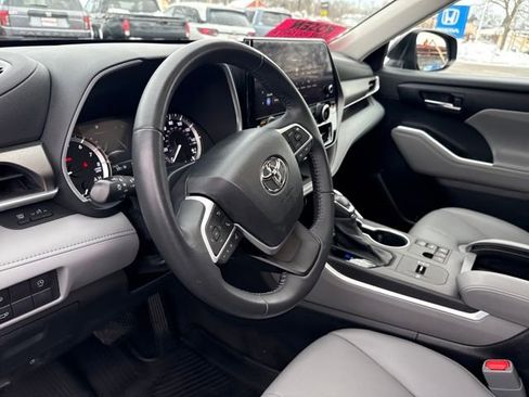 Used 2023 Toyota Highlander L image 14