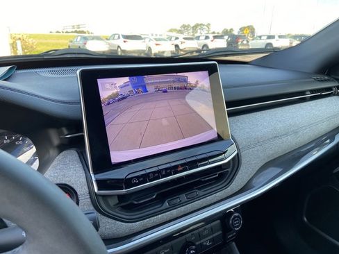 Used 2024 Jeep Compass Latitude image 36