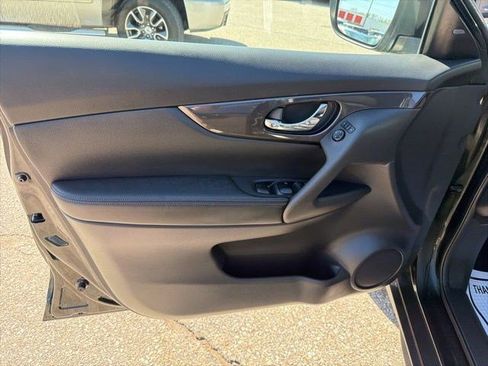 Used 2018 Nissan Rogue SV image 11