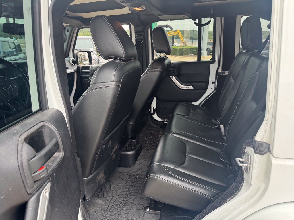 Used 2015 Jeep Wrangler Unlimited Sahara w/ Connectivity Group AWD/4WD image 12