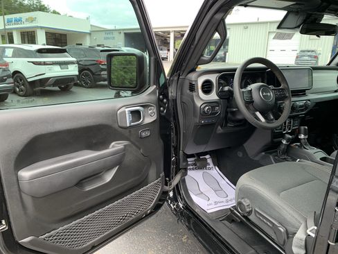 Used 2024 Jeep Wrangler Unlimited w/ Convenience Group AWD/4WD image 11