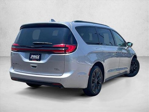 Used 2021 Chrysler Pacifica Touring-L w/ Premium & Safety Sphere Group FWD image 2