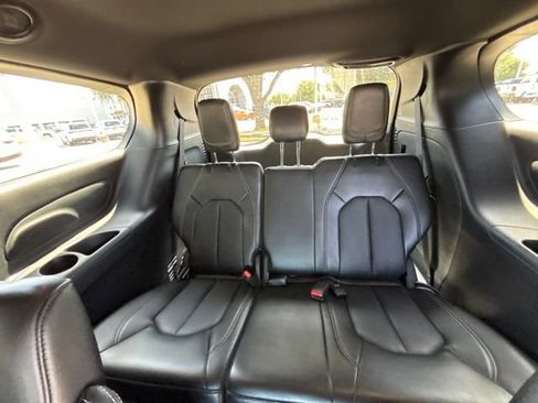 Used 2025 Chrysler Pacifica Select FWD image 13