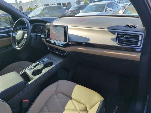 Certified 2025 Volkswagen Atlas Cross Sport SE AWD/4WD image 6