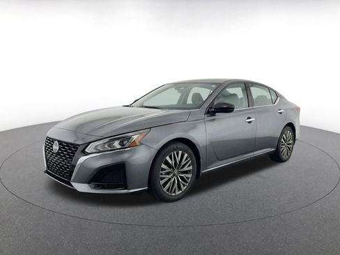 Used 2025 Nissan Altima 2.5 SV FWD image 3