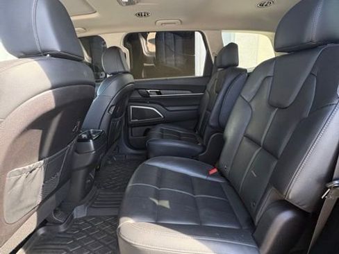 Certified 2024 Kia Telluride EX w/ EX Captain's Chair Package FWD image 14