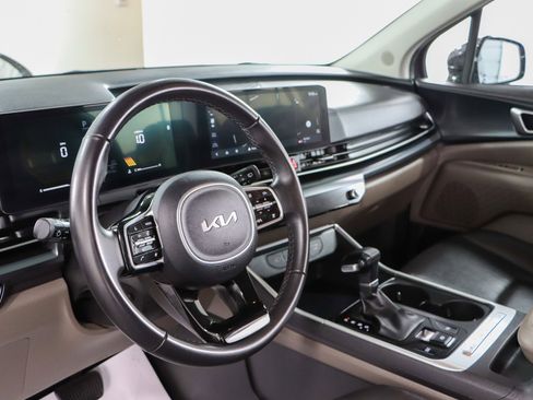 Used 2025 Kia Carnival image 22