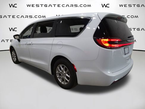 Used 2024 Chrysler Pacifica Touring-L image 4