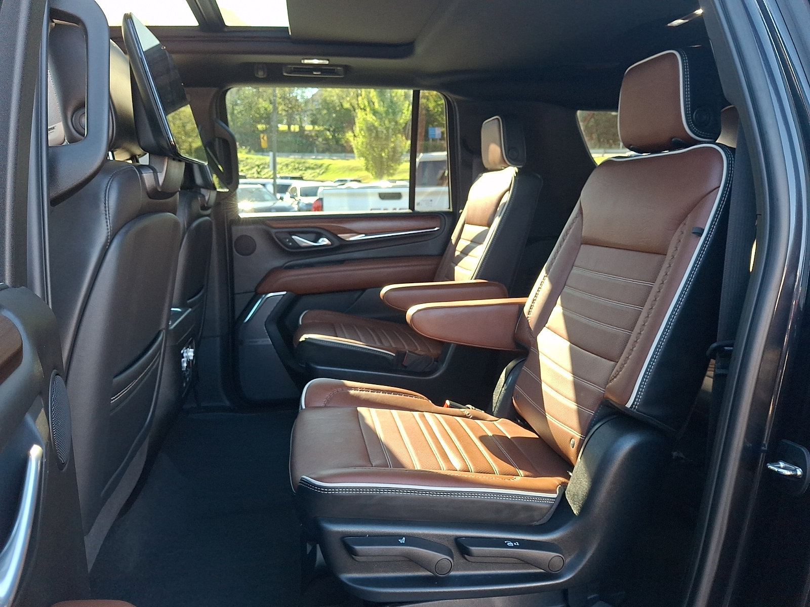 Used 2023 GMC Yukon XL Denali Ultimate AWD/4WD image 11