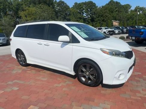 Used 2015 Toyota Sienna SE w/ SE Preferred Package FWD image 4