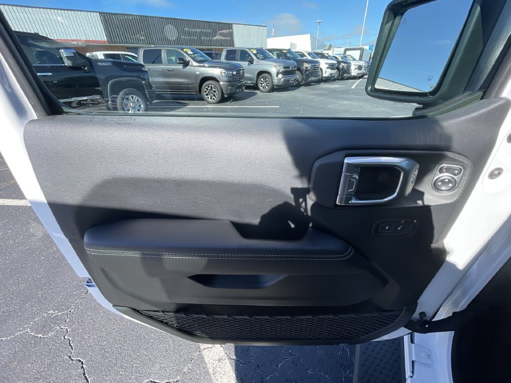Used 2018 Jeep Wrangler Unlimited Sahara AWD/4WD image 22