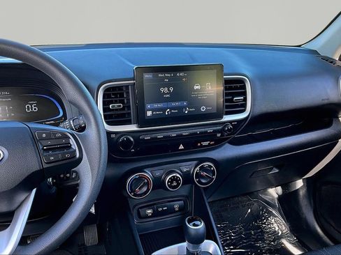 Used 2024 Hyundai Venue SE FWD image 6