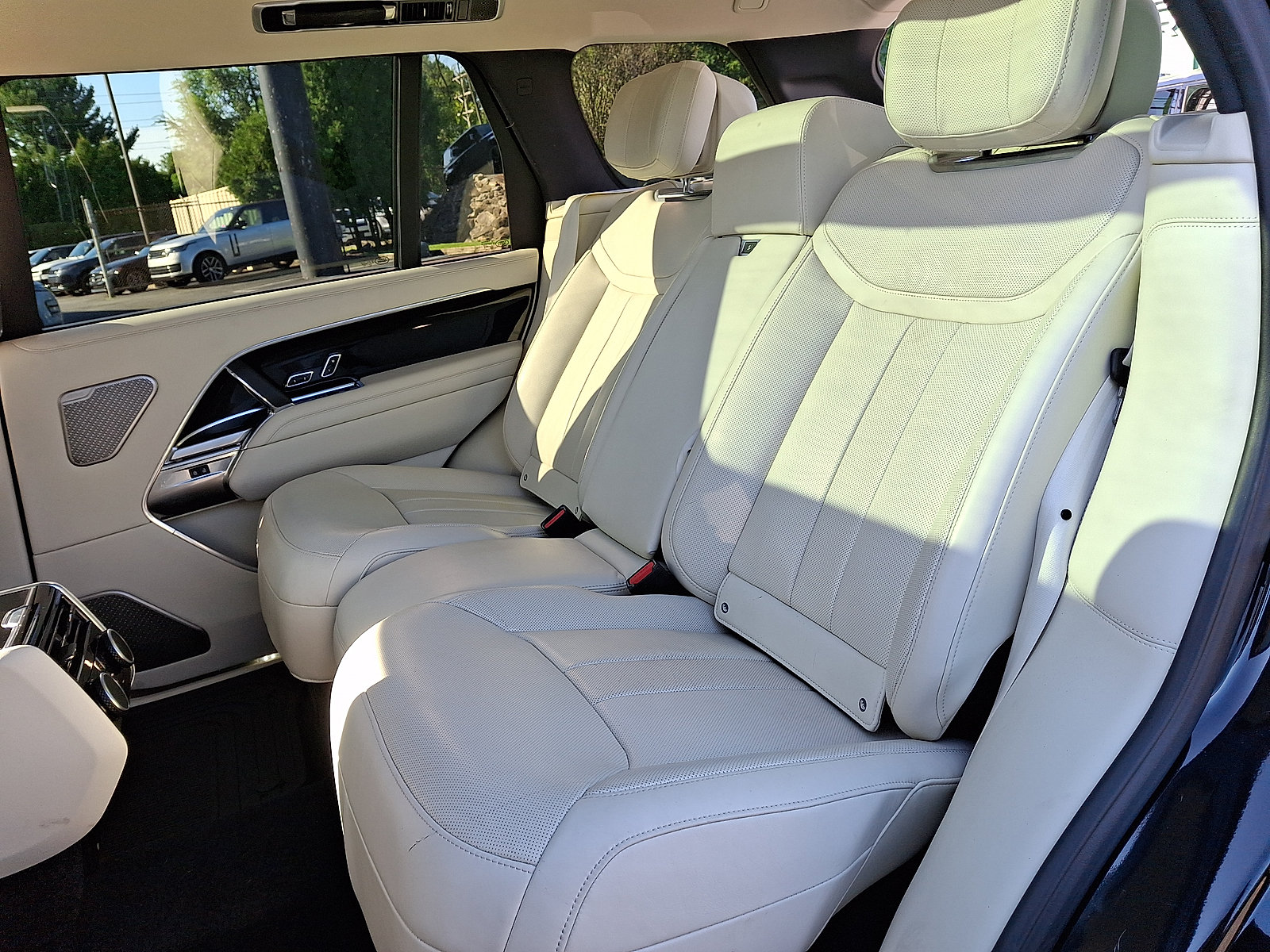 Certified 2024 Land Rover Range Rover Long Wheelbase Autobiography AWD/4WD image 18