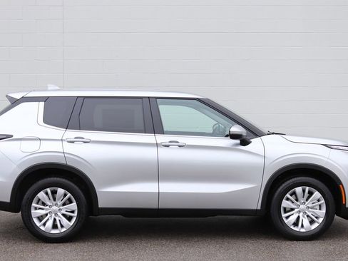 New 2026 Mitsubishi Outlander ES image 2