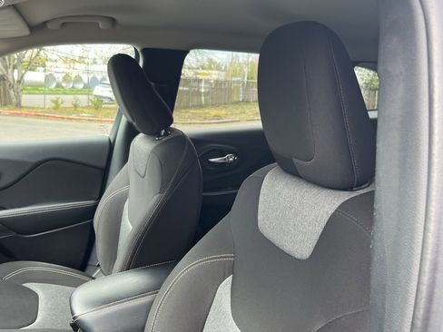 Used 2014 Jeep Cherokee Latitude FWD image 17