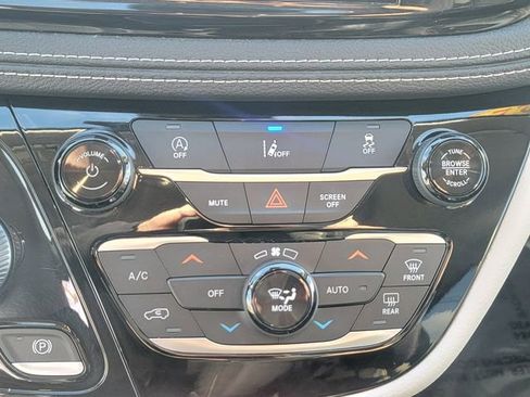 Used 2022 Chrysler Pacifica Touring-L image 23