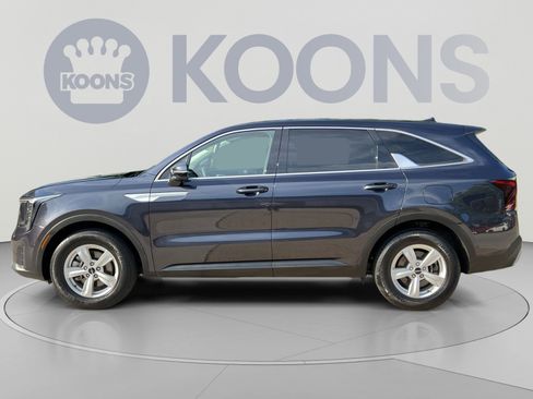 Used 2025 Kia Sorento LX FWD image 2
