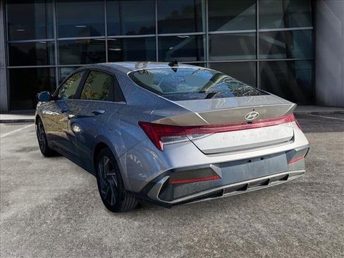 Used 2024 Hyundai Elantra SEL w/ Convenience Package image 3