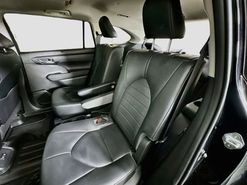Used 2020 Toyota Highlander XLE FWD image 29
