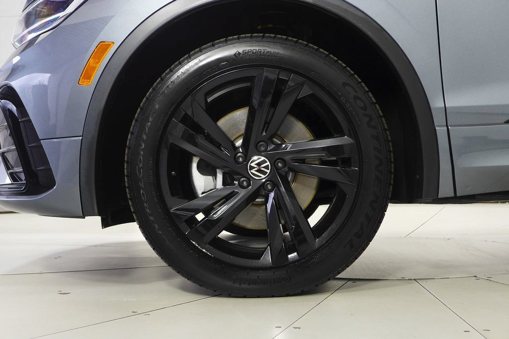 Used 2024 Volkswagen Tiguan SE R-Line FWD image 4