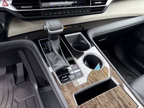 Used 2025 Toyota Sienna Platinum image 44