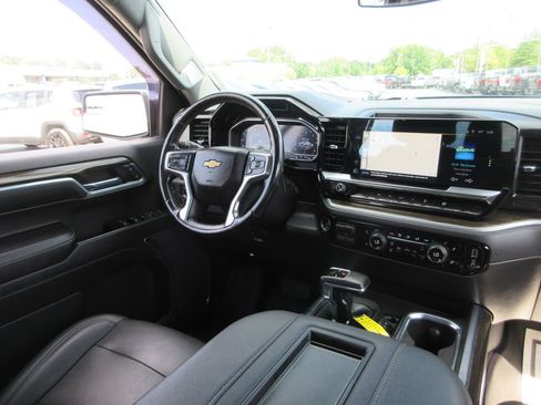 Certified 2022 Chevrolet Silverado 1500 LT w/ Leather Package AWD/4WD image 24