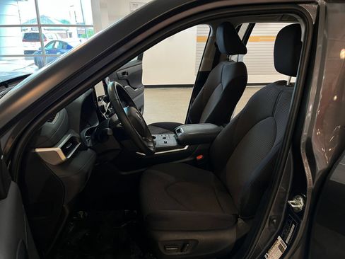 Used 2025 Toyota Highlander LE FWD image 28