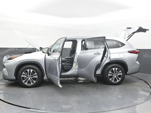 Used 2022 Toyota Highlander XLE FWD image 39
