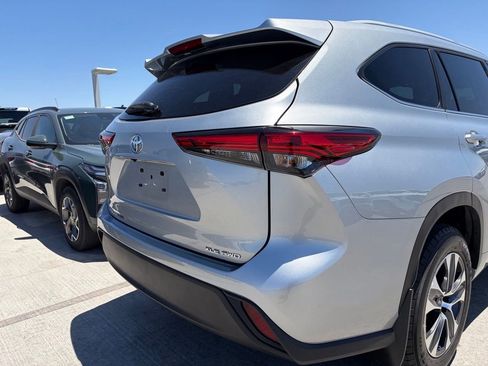 Used 2023 Toyota Highlander XLE AWD/4WD image 4