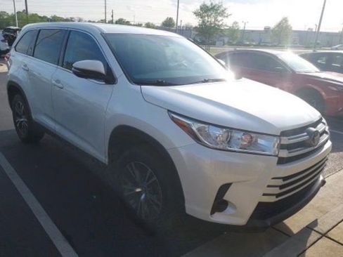 Used 2019 Toyota Highlander LE image 3
