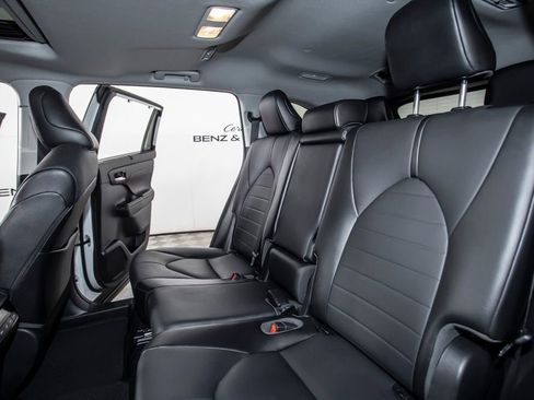Used 2021 Toyota Highlander XLE FWD image 15