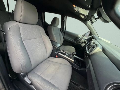 Used 2019 Toyota Tacoma TRD Off-Road image 9