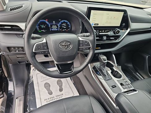 Used 2024 Toyota Highlander Platinum image 21