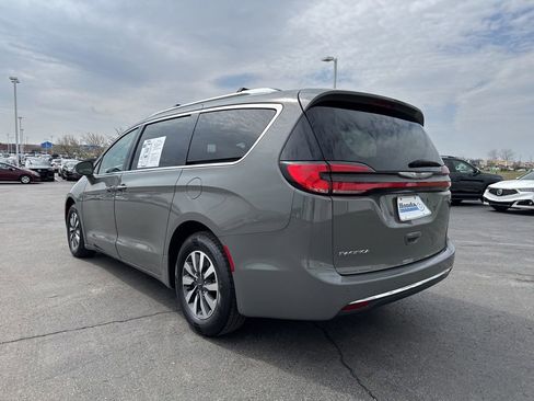 Used 2021 Chrysler Pacifica Touring-L image 5