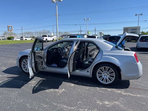 Used 2019 Chrysler 300 Touring L w/ Quick Order Package 22F RWD image 17