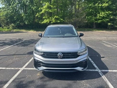 Certified 2024 Volkswagen Tiguan SE R-Line AWD/4WD image 2