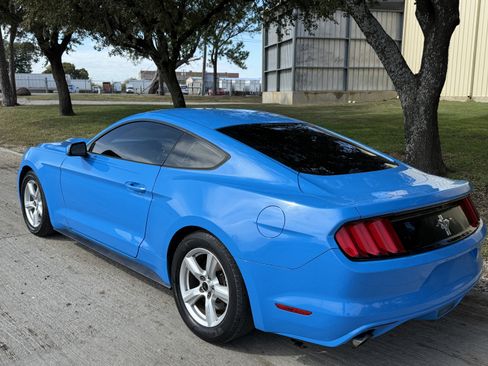 Used 2017 Ford Mustang Coupe image 4